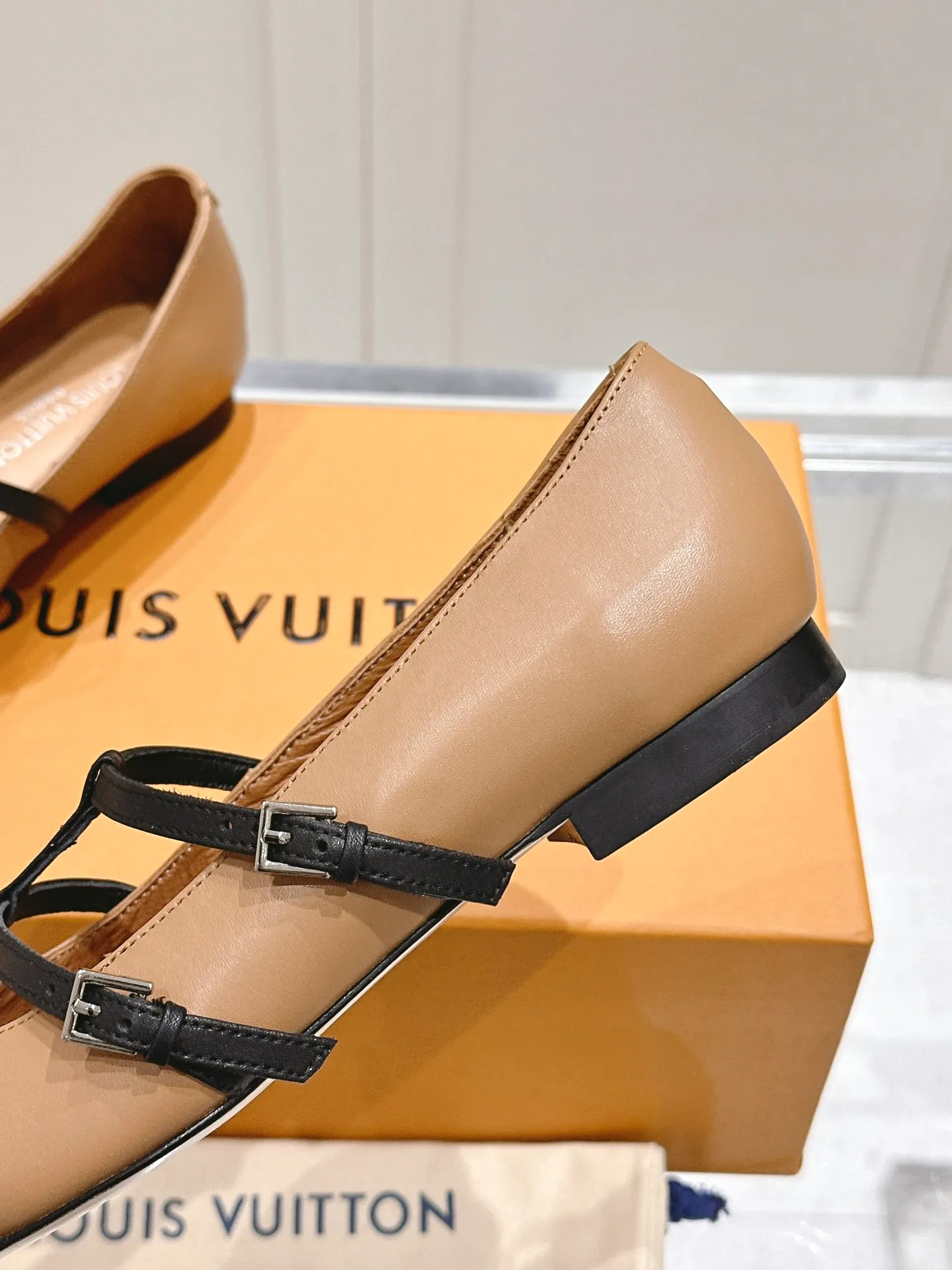 👟👟Ex-factory price 680👟👟 L V➕ Murakami Takashi co-branded series top quality louis vuitton ss25 new arrival～ LV.2025 spring and summer series｜new pointed toe high heels🆕 The small pointed toe of the eagle is matched with a hollow leather strip and a small square buckle to adjust the tightness, and the LV hardware "logo" is embellished, and the details and texture are particularly high-end! The sharp styling effect is a visual feast💯It is difficult to conceal the elegant temperament of LV. It is easy to wear, comfortable, sexy and exquisite ~ Grade A sheepskin lining is soft and breathable. The genuine leather outsole imported from Italy is easy to wear and will not tire your feet. Size: 35-40 (41 customized items are non-refundable)